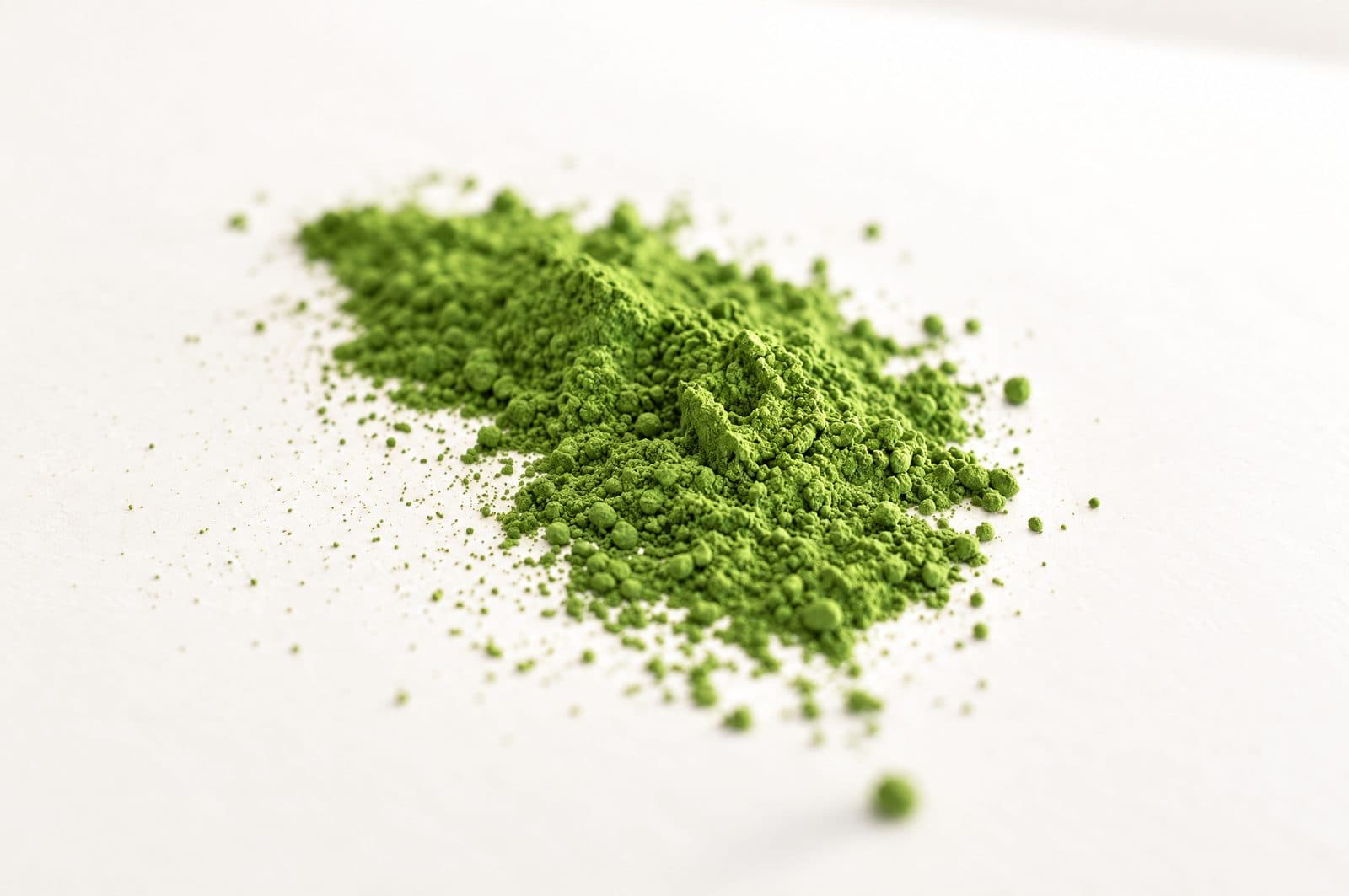 Detail zářivě zeleného čerstvě mletého matcha prášku Matcha Latcha