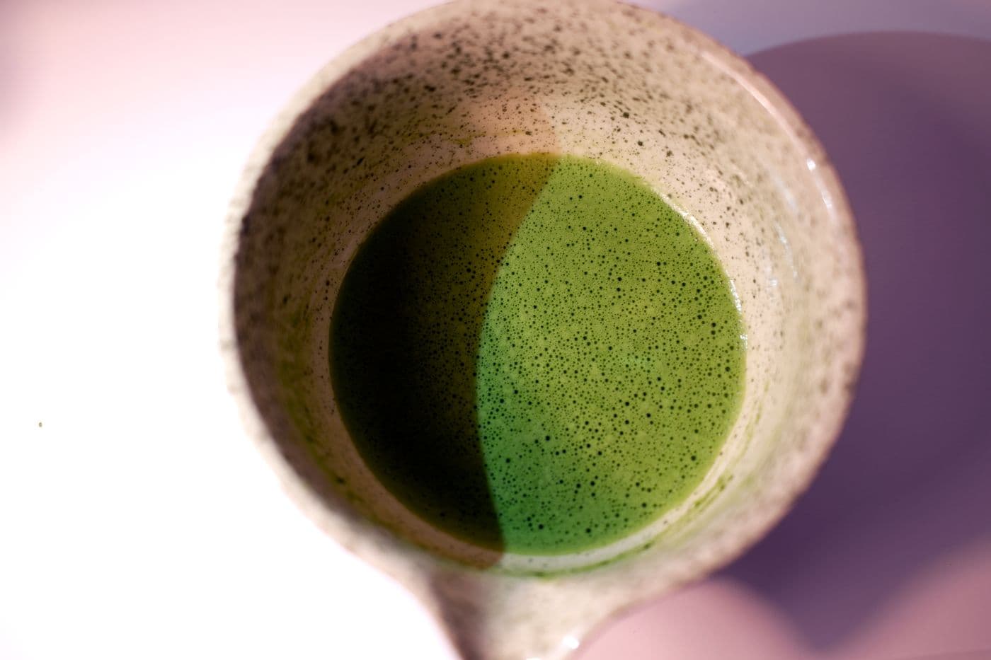 Čerstvě rozšlehaná matcha usucha v keramické misce